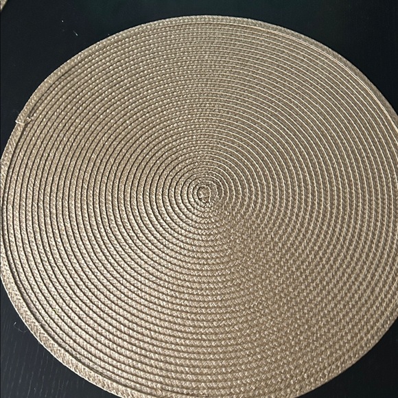 ♥️ Round Gold Placemat Set of 4 - Picture 2 of 2